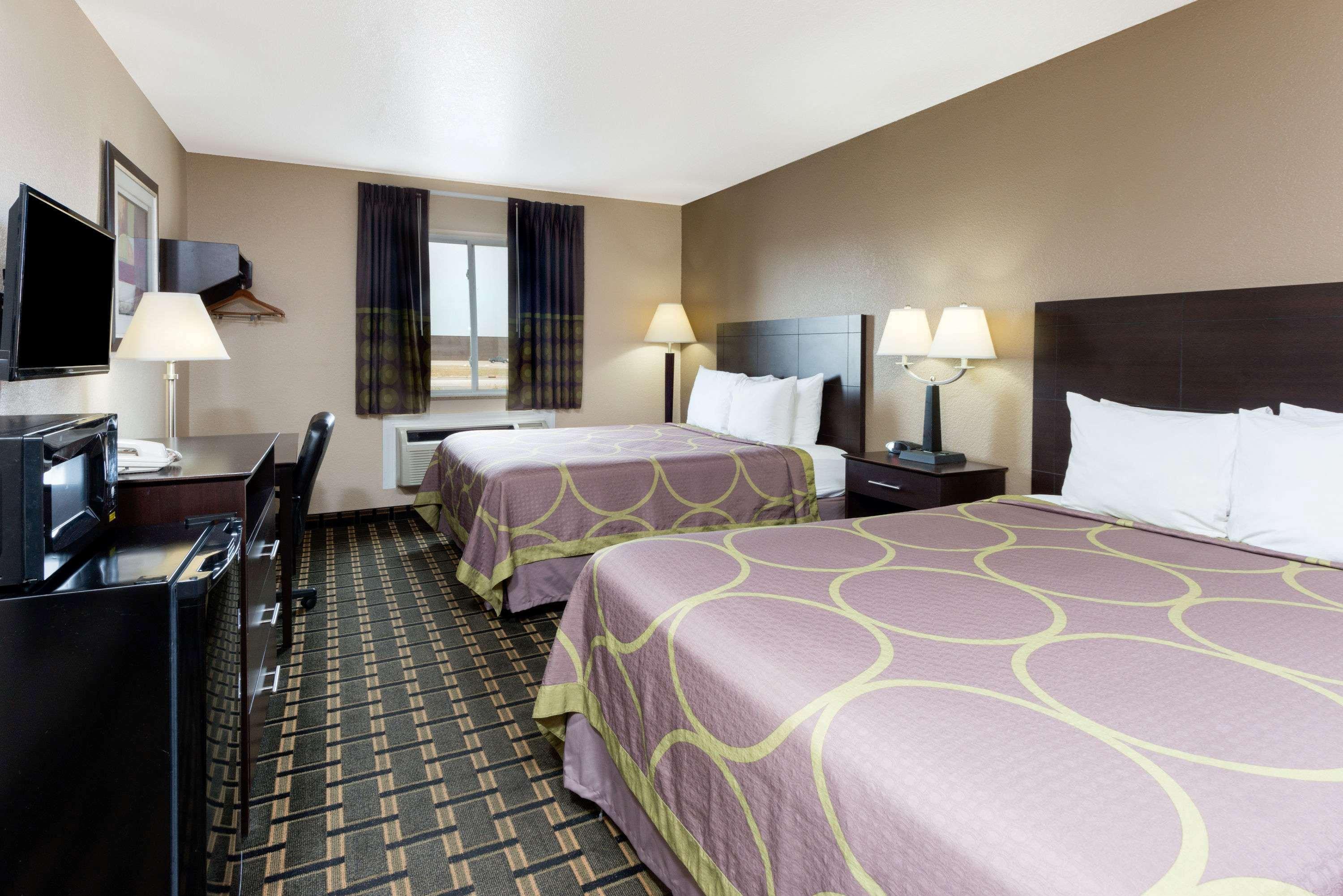 Super 8 By Wyndham East Springfield