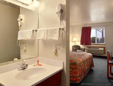Super 8 By Wyndham East 2*