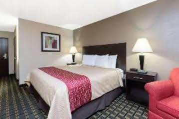 Super 8 By Wyndham East Hotel 2*