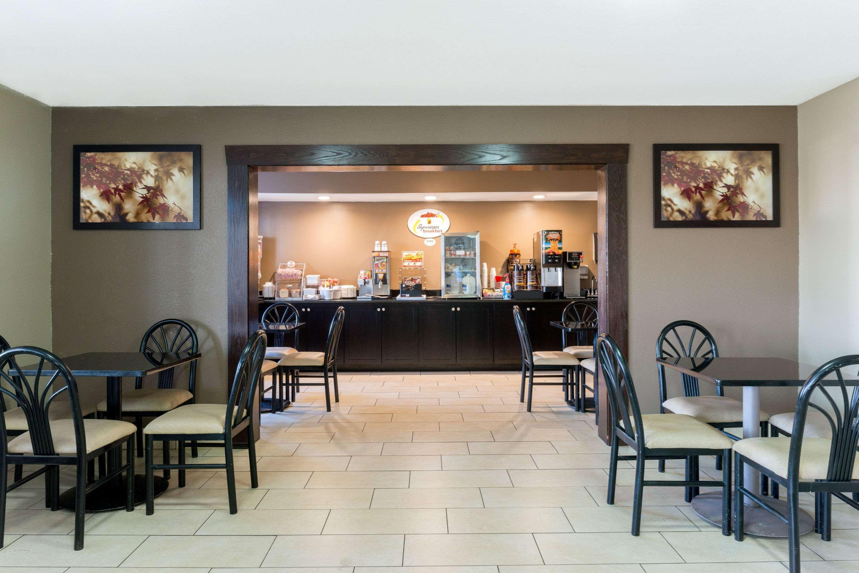 Super 8 By Wyndham East Springfield