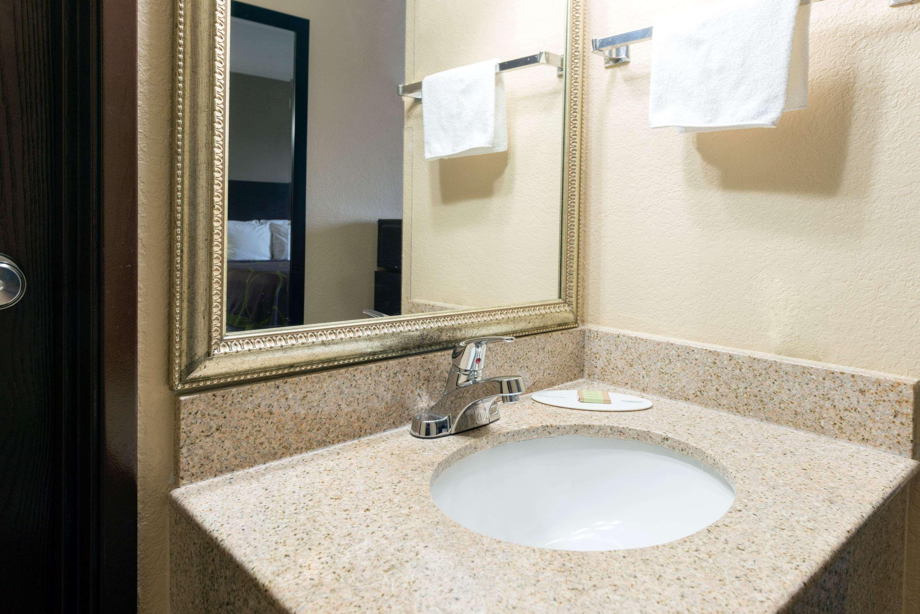 Super 8 By Wyndham East Hotel 2*