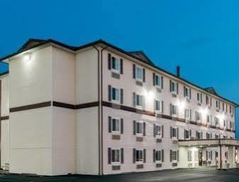 Super 8 By Wyndham East Hotel 2*